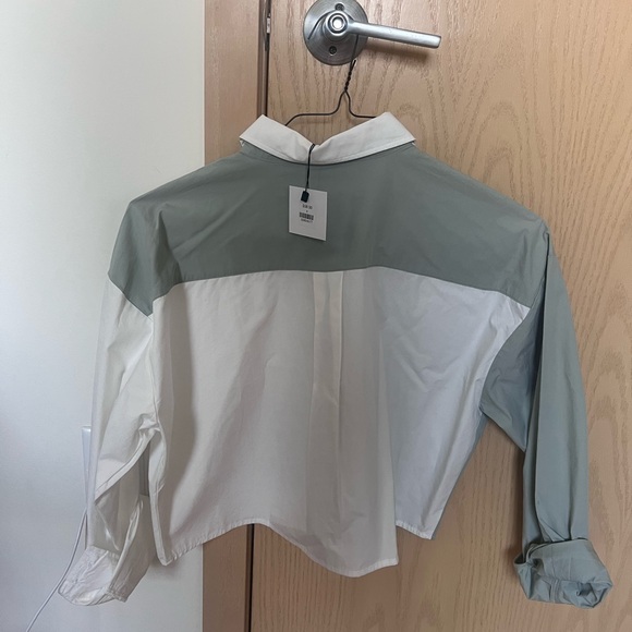 NWT Two Tone Crescent Button Up Shirt Cropped - Picture 2 of 4